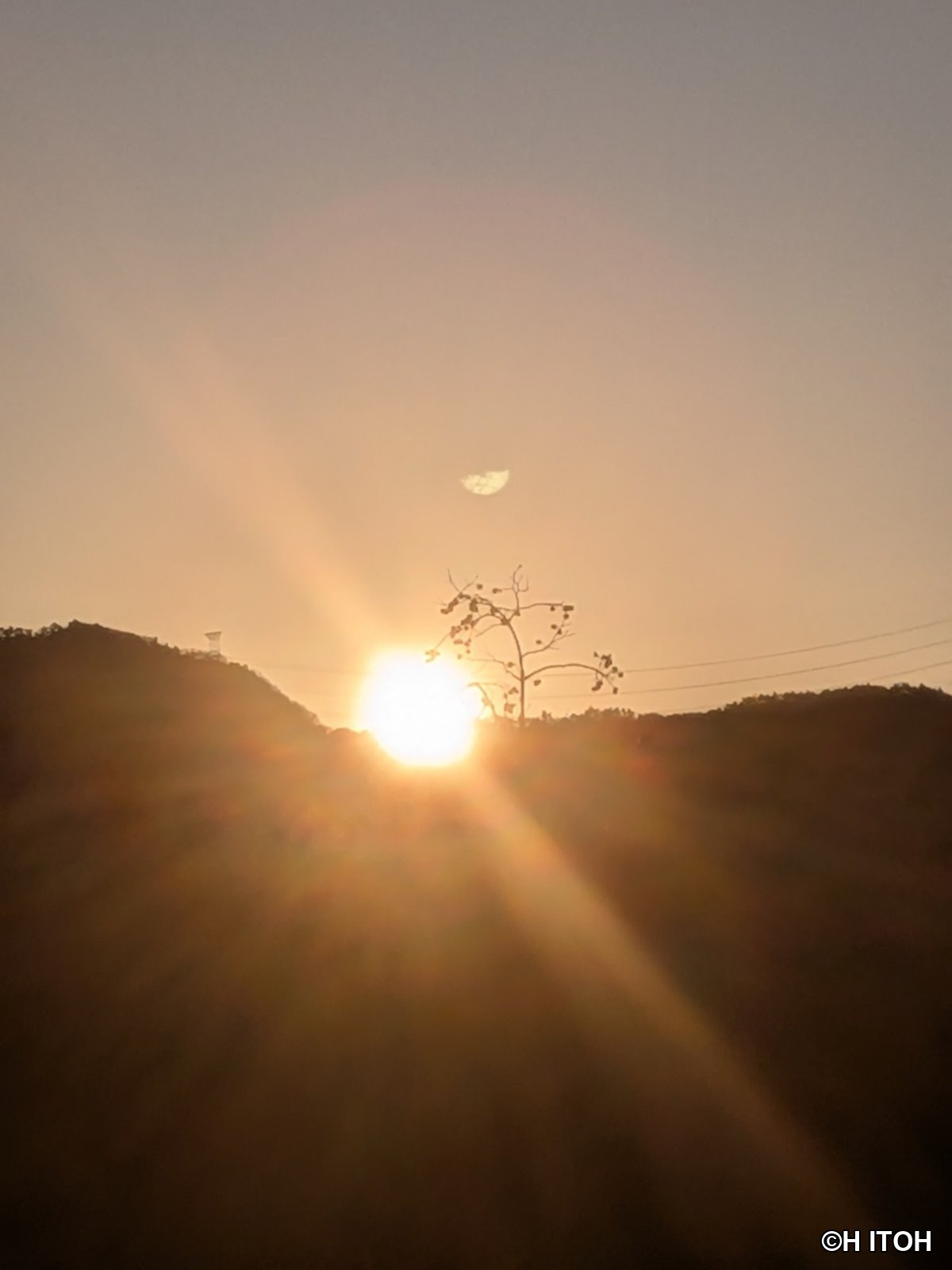 山の端に沈む夕日